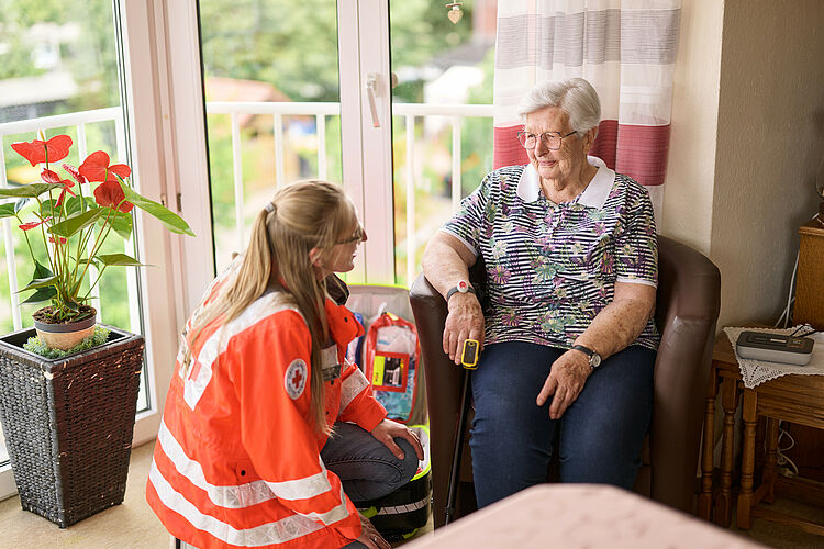 Mitarbeiterin vom Hausnotruf bei einer Seniorin zuhause